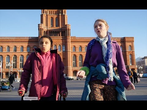 #WIR SIND EIN BAUM - Flashmob Grüner Kiez Pankow vor dem Roten Rathaus am 16. März 2023