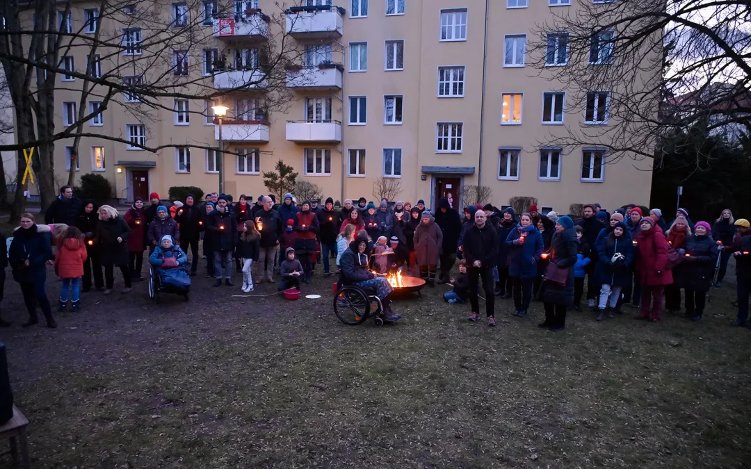 Jasmin Tabatabai und Andreas Pietschmann lasen auf der Kerzenmahnwache im Grünen Kiez Pankow!