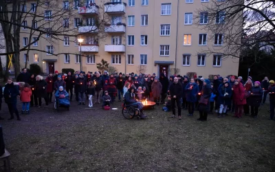 Termine 5 Jasmin Tabatabai und Andreas Pietschmann lasen auf der Kerzenmahnwache im Grünen Kiez Pankow!