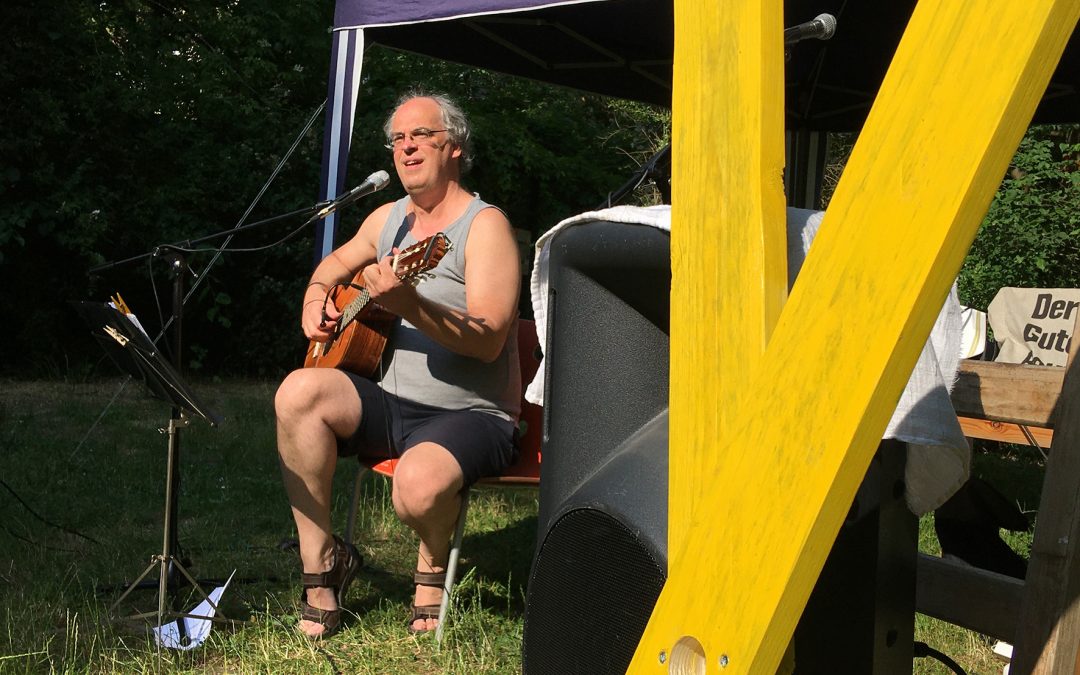 Grünen Kiez Pankow: 62. Anwohnerkonzert – Holger Saarmann “Chansons auf sechs Saiten”