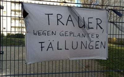 Termine 10 Protest der Mieterinitiative Joachimsthaler Carrèe durch Anbringen von schwarzen Trauerbändern an Bäumen und Sträuchern