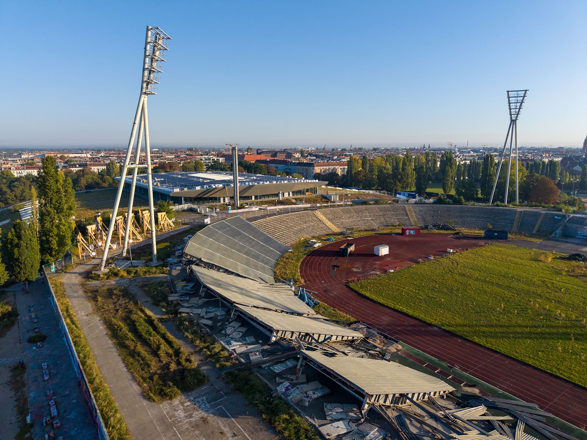 Westtribüne Jahnsportpark in Blitzaktion zerstört – Bürgerinitiative fordert Stopp des Stadionneubaus Westtribüne Jahnsportpark in Blitzaktion zerstört – Bürgerinitiative fordert Stopp des Stadionneubaus